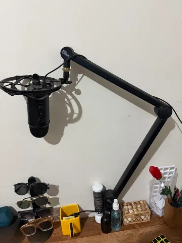 Microfone Blue Yeti com shock mount e braço articulado
