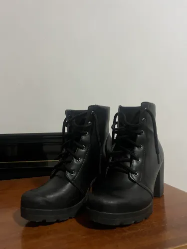 Bota coturno salto tratorado 
