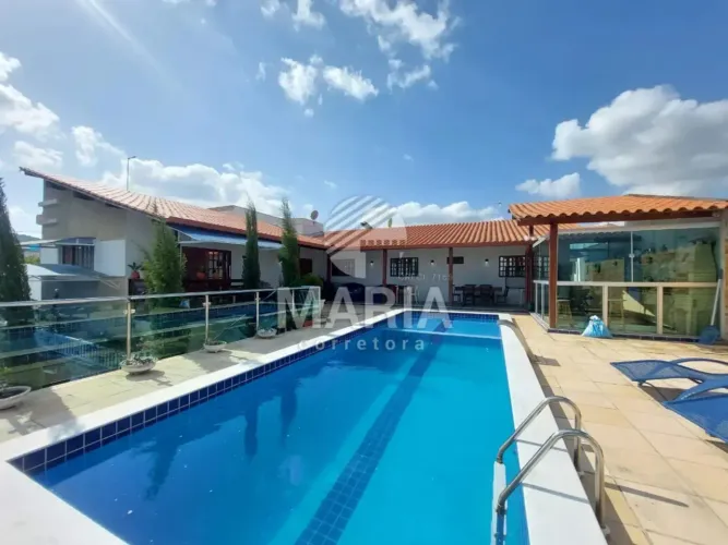 Casa fora de condomínio com 04 quartos e espaço gourmet com piscina à venda em Serra Negra