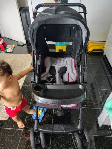 Carrinho de bebê da marca Galzerano, modelo Milano Reversível II, na cor preta