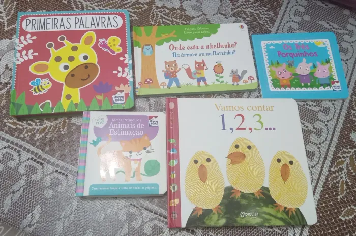 Kit com Cinco livros infantis em capa dura e páginas rígidas com texturas