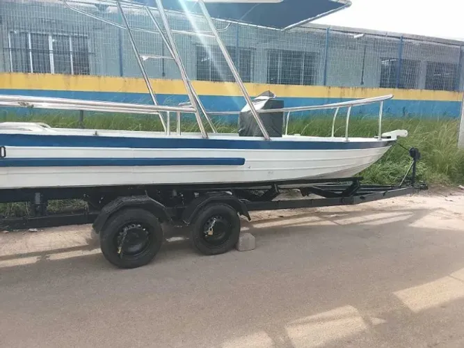 Barco tipo lancha de alumínio 