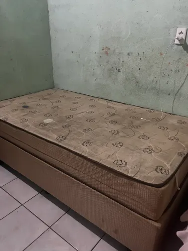 Cama e colchão solteirão