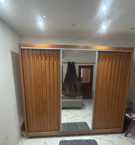 Guarda-Roupa Casal R$2.500. 3 Portas de Correr com Espelho - 6 Gavetas MDF 2,75m