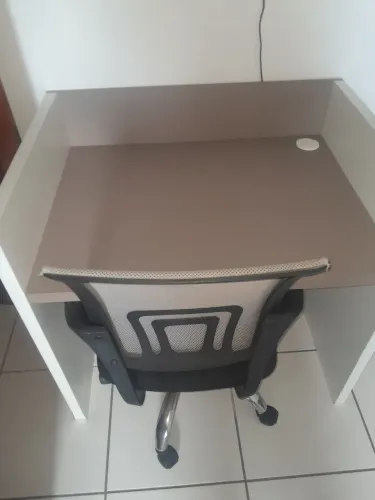 Vendo mesa e cadeira p quarto ou escritório á vista 200,00