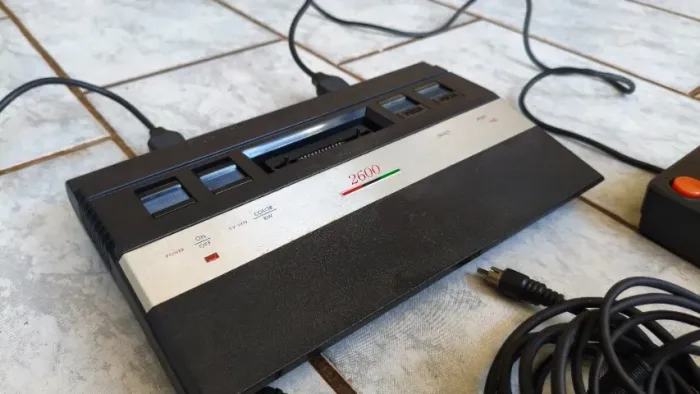 Videogame Retro Estilo Atari com 32 Jogos na Memória e Fonte