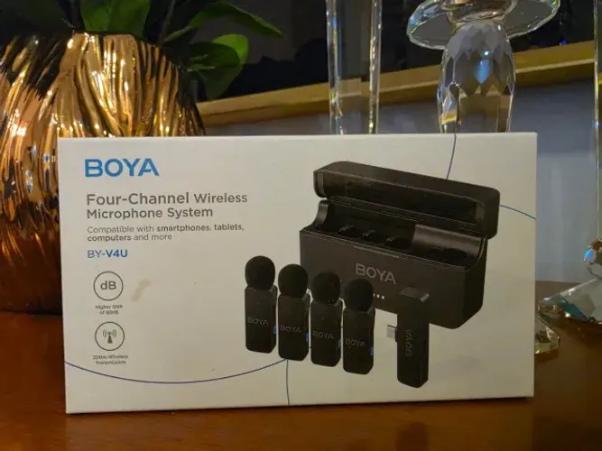 [Novo/Lacrado] BOYA sistema microfone de lapela sem fio BY-V4U Tipo C, 4 canais