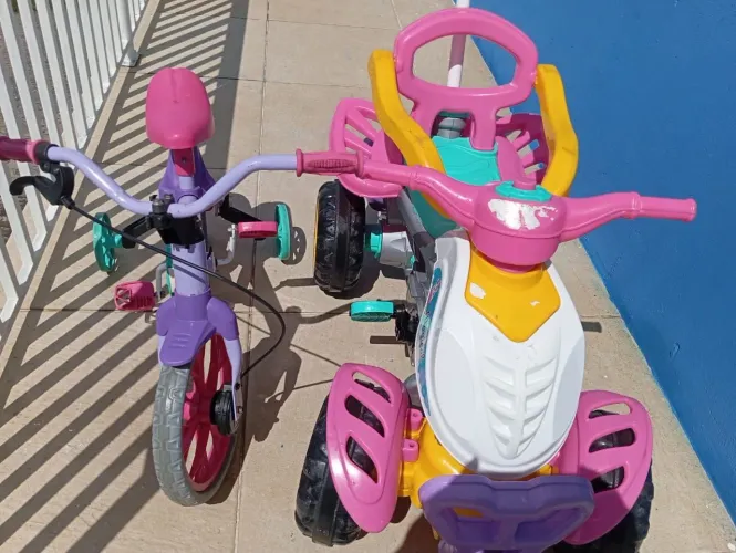 Carrinho de passeio ( quadriciclo) e bicicleta infantil menina .