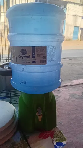 Filtro de plástico e galão de água mineral