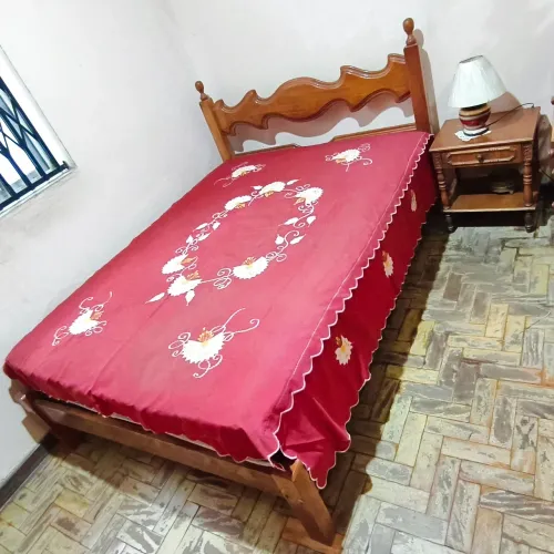 Cama de Madeira Maciça Casal - Estilo Rústico Clássico + Mesinha de Cabeceira 