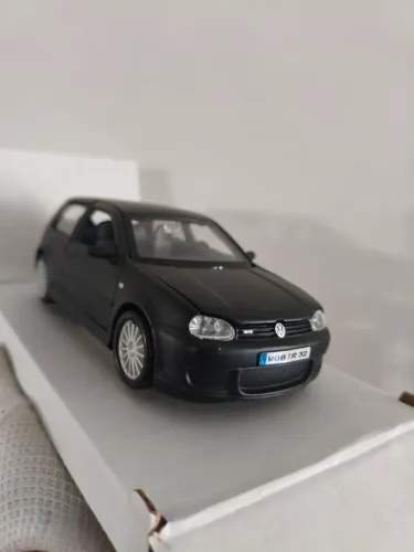 Miniatura Golf R32 escala 1/24