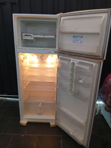 Vendo geladeira pra conserto.