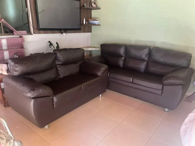 Vende-se Sofá 2 e 3 lugares em ótimo estado - Muito confortável