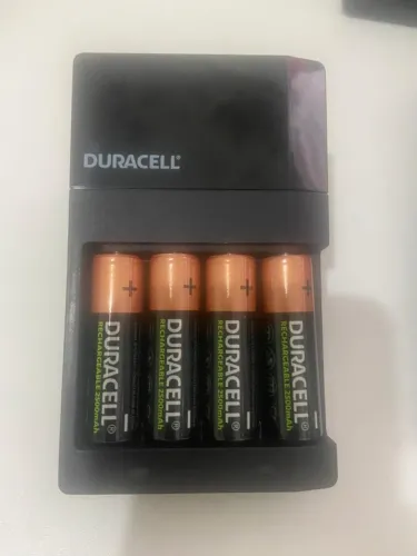 Carregador Duracell + 4 Pilhas AA 2500mAh Recarregáveis - Bivolt