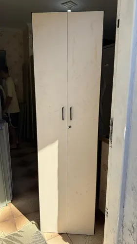Armário porta CD com 2 portas, usado e em boas condições.