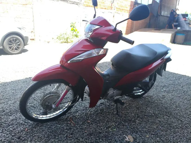 Moto com baixa quilometragem.