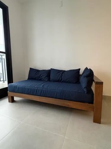 Sofá com almofadas - Designer elegante e boa qualidade