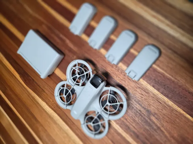 DJI Neo - Apenas drone e bateria