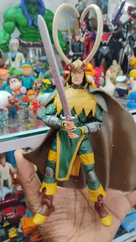 Boneco Loki Clássic Long Horn Thor Marvel Legends 16 cm