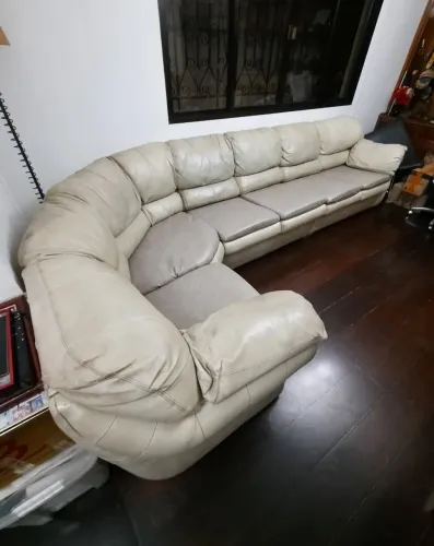 Família muda, vende estofado em couro de 8 lugares