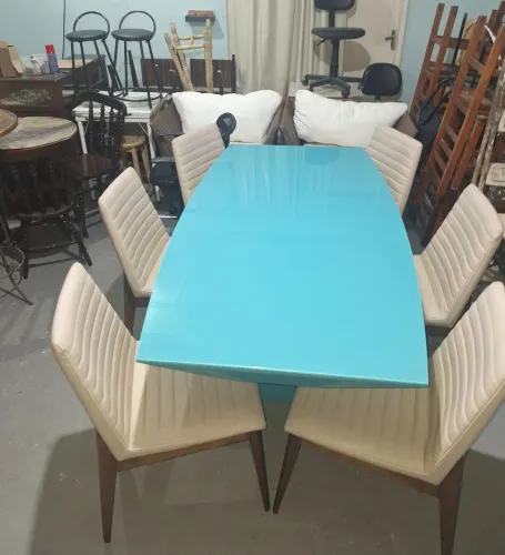 Mesa com 6 cadeiras em ótimo estado. 