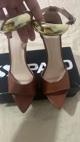 Sandália cor caramelo com detalhe dourado NOVA!!!!*