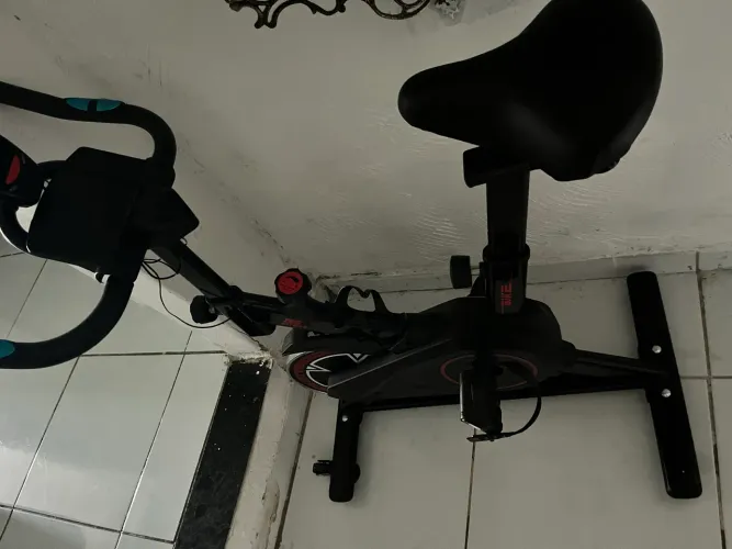 Bike Ergométrica 8kg Fitness Treino musculação Academia 120kg com Painel Digital Squeeze