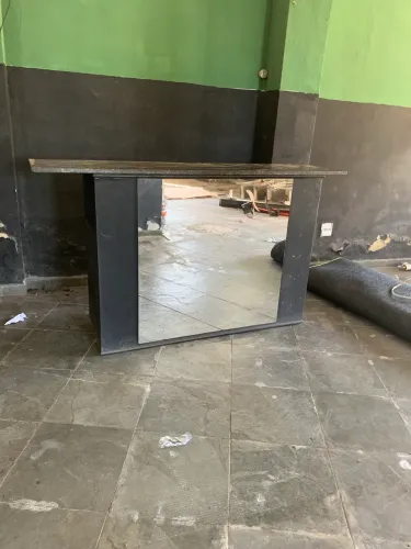 Balcão, com espelho, com divisórias e pedra de granito.