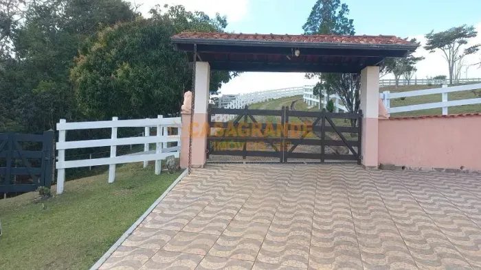 Imóvel para venda possui 300 metros quadrados com 2 quartos em Centro - Baependi - MG