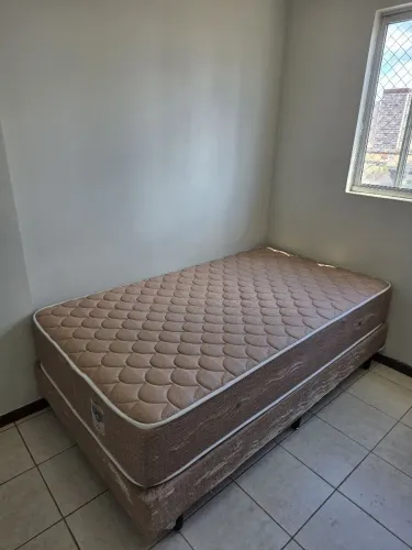 Cama viúva completa (base e colchão)