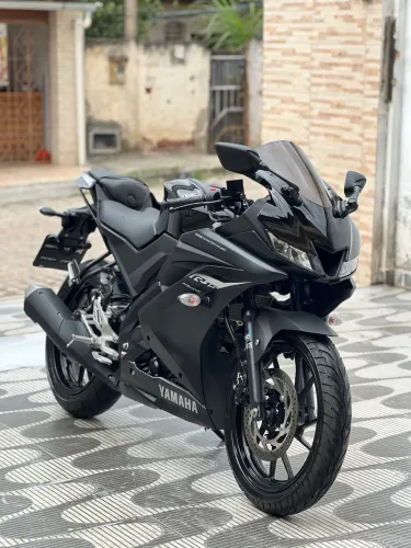 Yamaha R15 2025 único dono