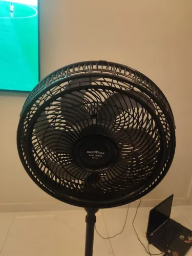 Britânia BVT450 Turbo 160W, de coluna, na cor preta.