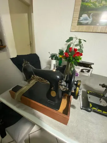 Máquina de costura singer costura reta de manivela (pretinha)