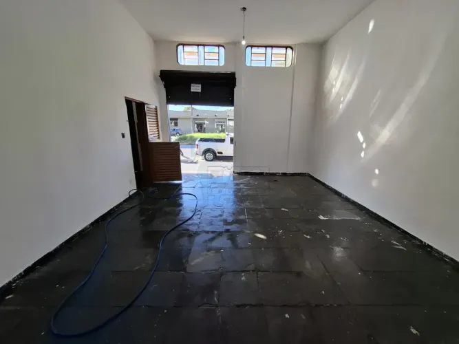 Loja comercial de 146m² com 02 banheiros para locação - Quintino Facci I