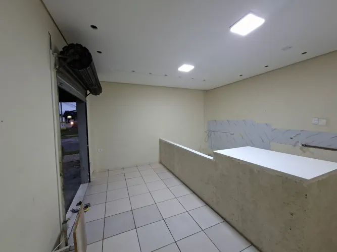 Loja em rua comercial no Sítio Cercado