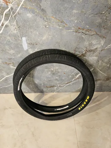 Par de pneus Maxxis seminovos