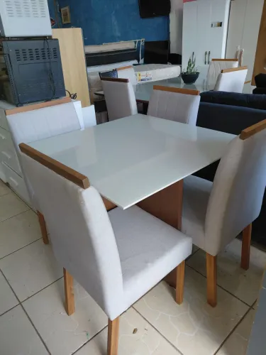 Conjunto mesa de jantar com 4 cadeiras