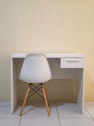 Escrivaninha e cadeira