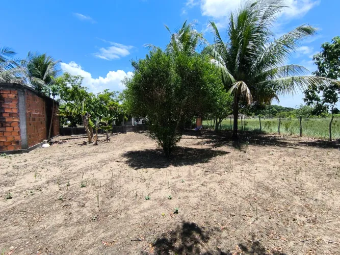 Terreno com casa em construção, em Oliveira dos Campinhos/BA.
