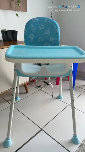 Vendo linda cadeirinha para bebê de alimentação semi nova