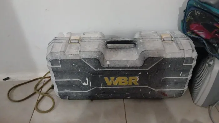 Vendo Uma airless 220 v. Um batedor Dexter 110v. Lixadeira girafa 220v.