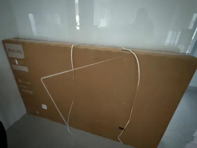 Televisão com tela danificada