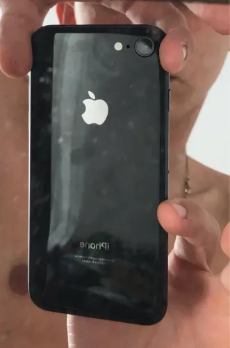 Vem iPhone 8 zero, traseira nenhum trincado, tela frontal nenhum trincado..