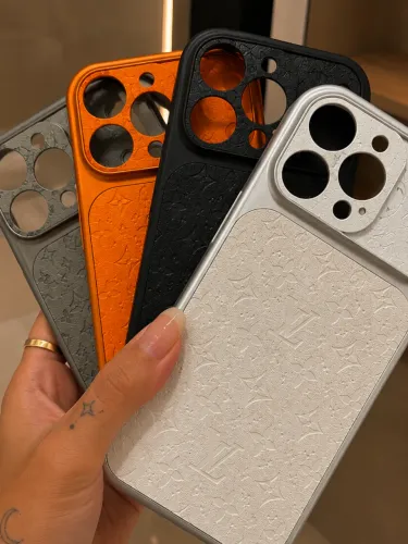 Capa iPhone Couro Monograma Luxo | 11 12 13 14 15 16 ao 17 Pro Max | 