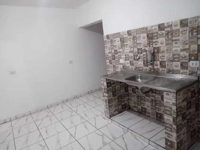 Aluga-se uma casa de três cômodos