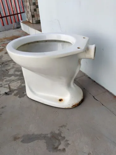 Vaso sanitário em bom estado de conservação