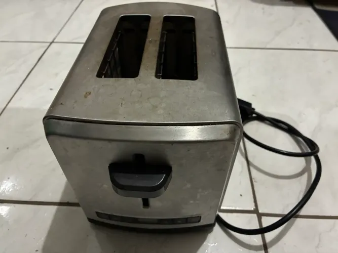 Torradeira Elétrica PROFISSIONAL Frigidaire de 2 Fatias (Modelo FPTT02D7MS)