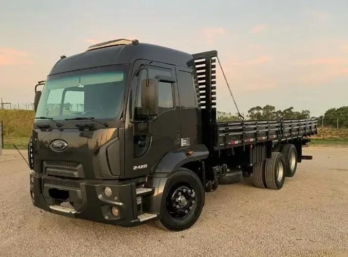 Ford cargo 2428 6x2 - Ano 2012 Carroceria
