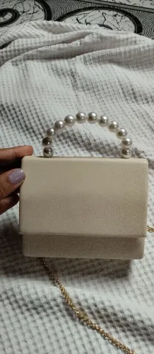 Bolsa pequena com alça de pérolas 