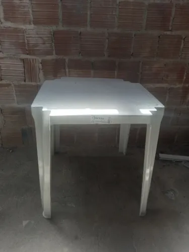 Mesa plastica pouco uso